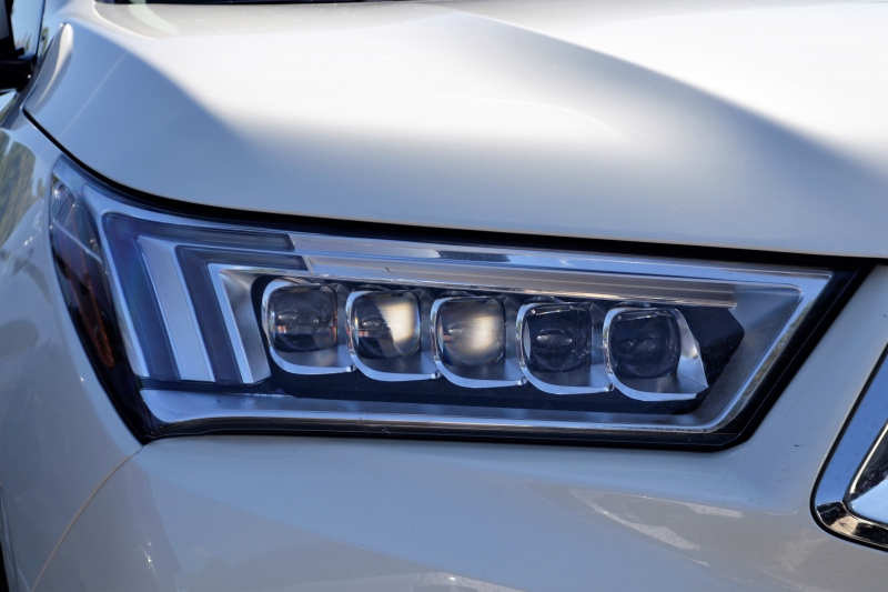 automobile-ENTRAUNES-min_acura-headlamp-2834131